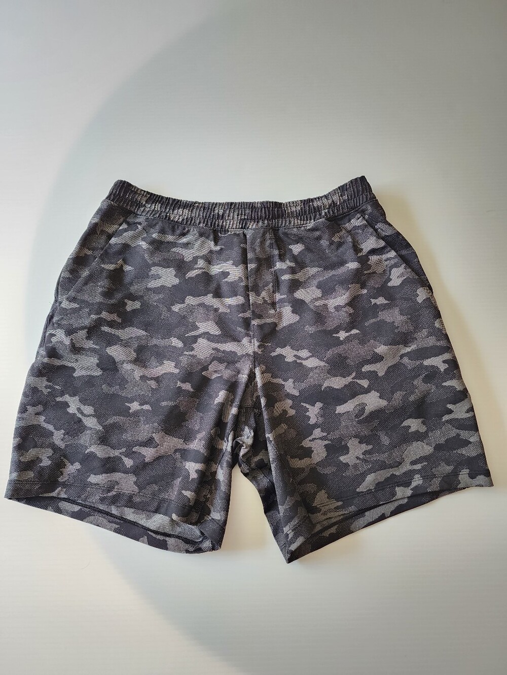 Lululemon Pace Breaker Linerless 7" Shorts Camo Mens Size Large Style M7ANES